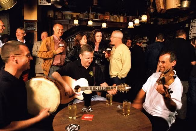 Tại Ireland, một đạo luật ban hành năm 1872 quy định việc phạt tiền những người có dấu hiệu say xỉn trên đường phố. Đặc biệt, nếu bạn nôn trong lúc say, hình phạt có thể còn nặng hơn rất nhiều lần.
