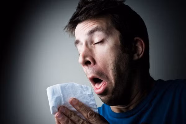Cần che miệng và mũi khi ho hoặc hắt hơi, tốt nhất là bằng khăn vải hoặc khăn tay.