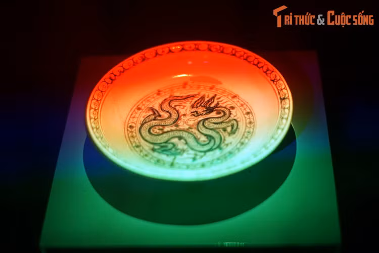 Đĩa gốm vẽ nhiều màu, trang trí hình rồng và hoă văn mây, thời Lê sơ - một hiện vật khác được tái hiện hoa văn bằng công nghệ 3D mapping.