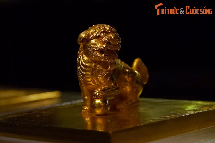 15. Ấn “Đại Việt Quốc Nguyễn Chúa vĩnh trấn chi bảo” là chiếc bảo ấn cổ nhất của nhà Nguyễn. Ấn làm bằng vàng, do chúa Nguyễn Phúc Chu cho đúc làm quốc bảo vào năm 1709. Đến thời vua Gia Long (1802 – 1819), bảo ấn này được chọn làm báu vật truyền ngôi của vương triều Nguyễn.