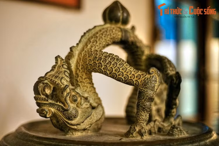 Chùa bị đổ do bão lớn, chuông lại lăn xuống biển ở chân núi Tháp. Đến thời Lê, chùa Vân Bản được dựng lại ở ven núi. Người dân Đồ Sơn lại tìm được chuông, đem về treo ở chùa. Sau đó, các lần chuông biến mất trùng với thời điểm đất nước có biến loạn, như thể quả chuông biết tự bảo vệ mình.