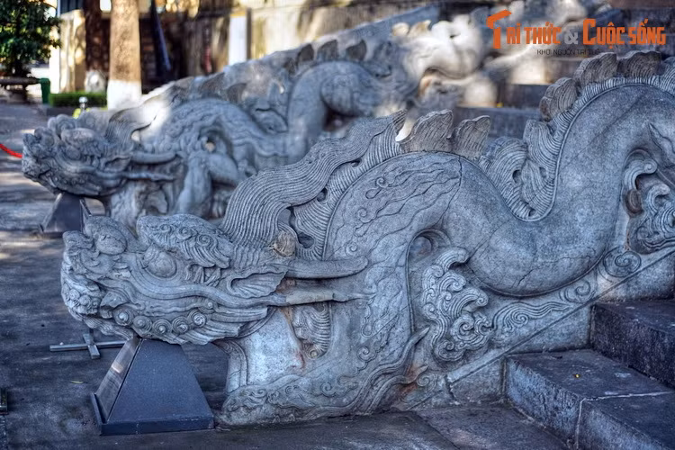Theo sử sách, vào năm 1010, tại kinh đô Hoa Lư, vua Lý Thái Tổ ban chiếu dời đô để thiên đô về thành Đại La và đổi tên kinh thành này là Thăng Long. Trong các triều đại sau đó, thành Thăng Long liên tục được củng cố và phát triển. Ảnh: Rồng đá ở điện Kính Thiên.