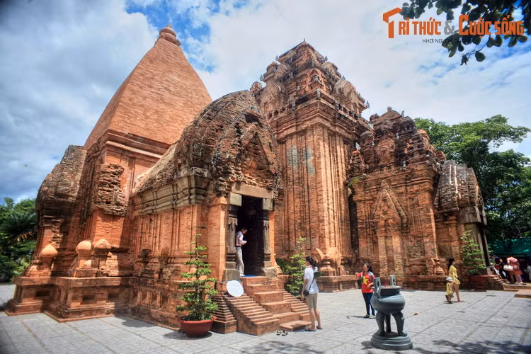 Mỗi đền tháp Chăm thường là một quần thể có nhiều công trình kiến trúc khác nhau, đều được xây dựng bằng gạch nung màu đỏ, hầu hết ở trên những đồi cao, có tầm nhìn bao quát một khu vực rộng lớn. Ảnh: Tháp Po Nagar ở Khánh Hòa.
