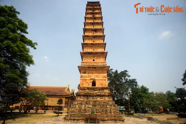 1. Bảo tháp Phật giáo là loại hình kiến trúc đặc trưng, gắn liền với đạo Phật. Theo các nhà nghiên cứu, nguồn gốc của bảo tháp là các stupa (phù đồ) mang mục đích tưởng niệm Đức Phật ở Ấn Độ. Ảnh: Tháp Bình Sơn ở chùa Vĩnh Khánh, Vĩnh Phúc.