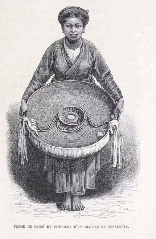 Người phụ nữ Hà Nội và cầm chiếc nón quai thao.