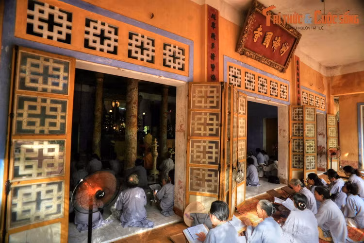 Bên trong chính điện thờ tượng Tam Thế Phật ở giữa, xung quanh là các chư Phật và một số vị Thánh. Sát vách bên trái có khám thờ vua Thiệu Trị và một vài công chúa, hoàng tử.
