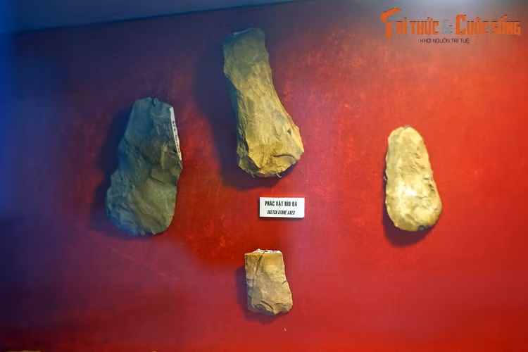 Những chiếc rừu đá được khai quật tại di chỉ Hoàn Kiếm, Gia Lâm (huyện Lâm Hà, Lâm Đồng), niên đại vào khoảng 3.000-4.000 năm trước. Đây là cổ vật minh chứng cho sự hiện diện từ rất lâu đời của cộng đồng dân cư ở Lâm Đồng.