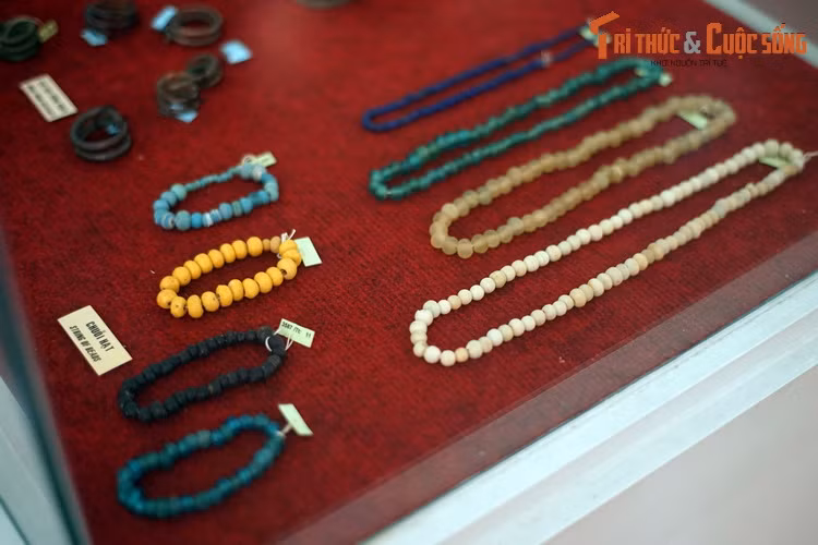 Chuỗi hạt làm bằng các loại đá màu thuộc di chỉ mộ táng Đại Làng.