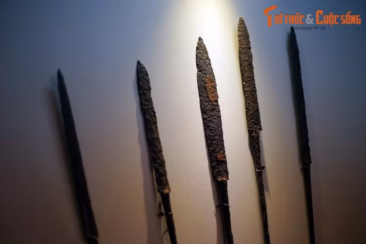Những mũi lao sắt của chủ nhân di chỉ mộ tàng Đại Làng, niên đại khoảng thế kỷ 16-17.