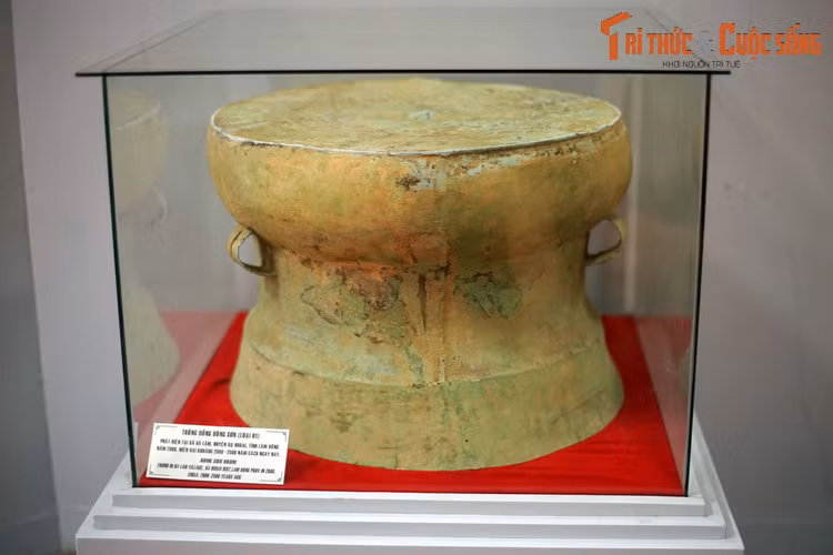 Trống đồng Đông Sơn loại H1, niên đại 2.000-2.500 năm trước, được phát hiện tại xã Hà Lâm, huyện Đạ Huoai năm 2008. Hiện vật này là bằng chứng về sự lan tỏa của văn hóa Việt cổ ở Lâm Đồng thời tiền - sơ sử.