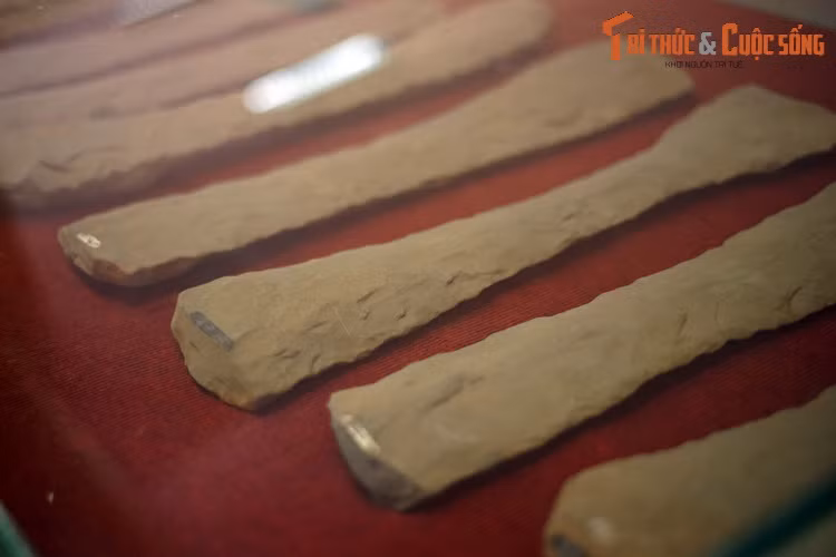 Đàn đá Di Linh, có từ 2.500-3.000 năm trước, được phát hiện năm 1997 tại xã Đinh Đạc, huyện Di Linh. Đây là một trong những bộ đàn đá lớn và nguyên vẹn nhất Việt Nam được phát hiện ở tỉnh Lâm Đồng.