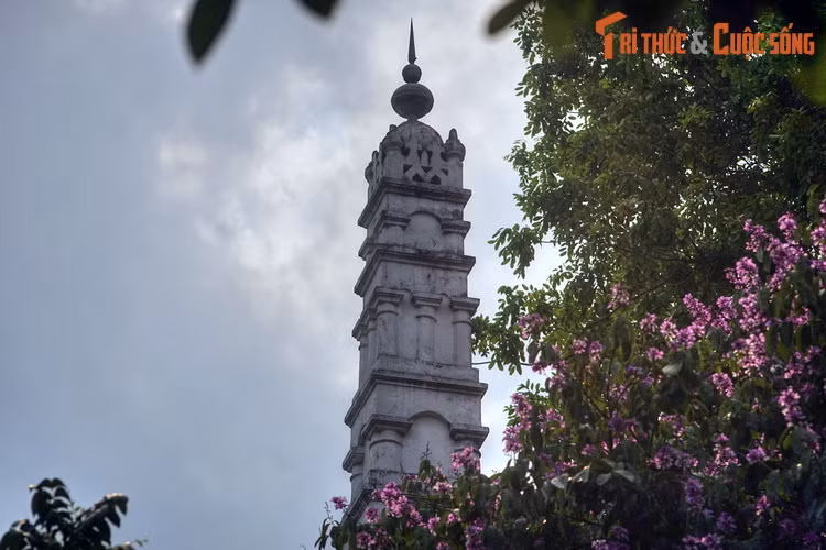 Khuôn viên thánh đường Al-Noor rộng khoảng 700 m2. Mỗi chi tiết kiến trúc của thánh đường mang những dấu ấn đặc trưng của văn hóa Hồi giáo Ấn Độ, thể hiện qua mái vòm, cửa vòm, đặc biệt là tòa tháp nhọn cao vút.