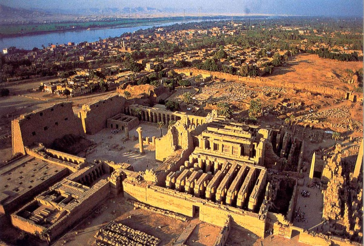 Vì vậy, Memphis từng là trung tâm kinh tế - chính trị của Ai Cập trong hàng trăm năm. Nhiều cung điện của các pharaoh và tòa nhà hành chính được xây dựng tại nơi đây.