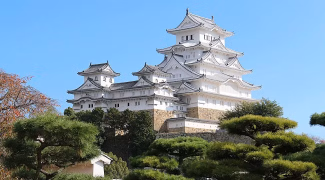 Nằm ở trung tâm thành phố Himeji, cách thủ đô Tokyo 650 km về phía tây, lâu đài cổ nổi tiếng Nhật Bản Himeji là một công trình kiến trúc nổi tiếng thế giới.