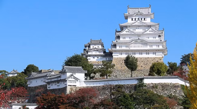 Lâu đài Himeji còn được biết đến với tên gọi khác là “Lâu đài Hạc Trắng”. Tên gọi này xuất phát từ kiến trúc độc đáo của lâu đài.
