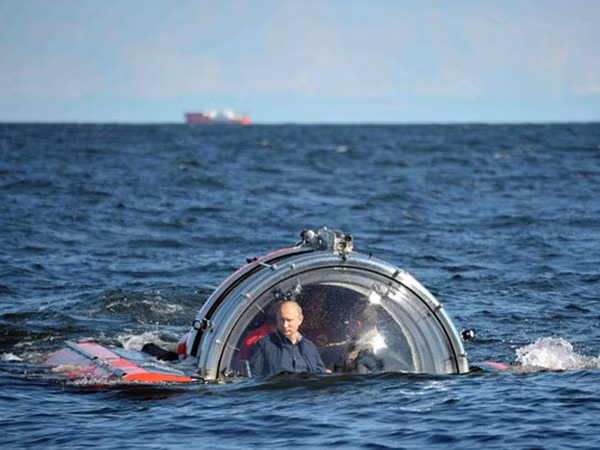 Thêm nữa, Tổng thống Putin là người có sở thích phiêu lưu. Ông thường chọn những địa điểm mới để khám phá. Nổi tiếng là việc ông chủ Điện Kremlin từng nhiều lần lặn biển để khám phá những điều thú vị ở các khu vực nước sâu.