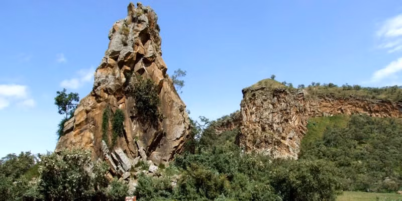 Công viên Quốc gia Cổng địa ngục (Hell’s Gate National Park) là một trong những địa điểm du lịch nổi tiếng Kenya. Nơi đây có một địa điểm gắn liền với giai thoại về một cô gái bị hóa đá.