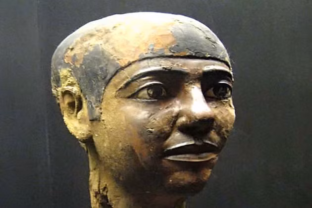 Trước khi kiến trúc sư Imhotep bắt tay vào thiết kế và xây dựng kim tự tháp bậc thang, vua chúa Ai Cập thường được an táng trong khu mộ hình chữ nhật với phần mái phẳng và dốc ở các mặt từ gạch bùn hoặc đá (thường được gọi là mastabas).