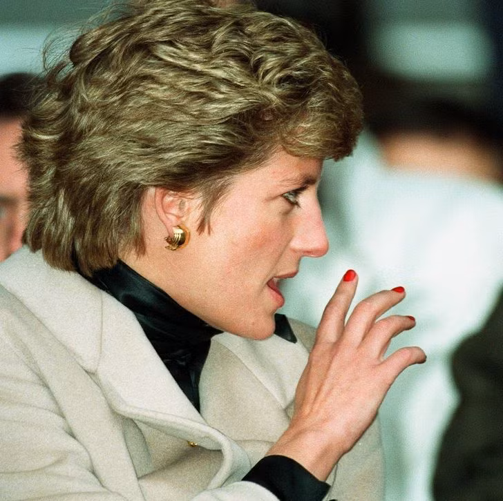 Công nương Diana và con dâu út Meghan Markle đều phá vỡ quy tắc truyền thống trong việc sơn móng tay. Theo quy tắc, phụ nữ Hoàng gia Anh để móng tay ngắn và sơn màu trung tính hoặc màu nude.