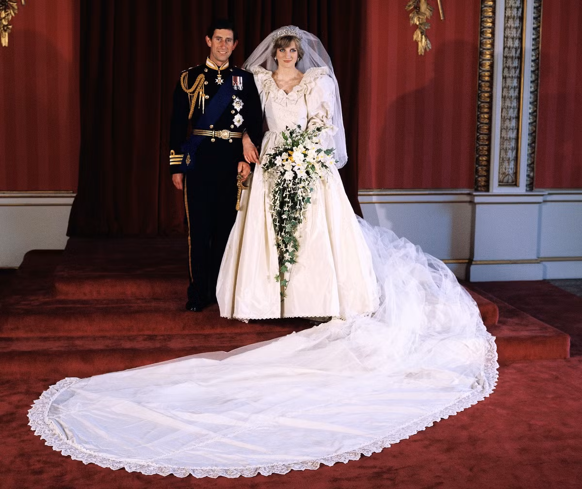 Công nương Diana và con dâu út Meghan đều phá vỡ quy tắc truyền thống trong lúc nói lời tuyên thệ tại đám cưới thế kỷ. Trong đám cưới với Thái tử Charles vào ngày 29/7/1981 tại Nhà thờ St Paul, Công nương Diana không tuyên thệ sẽ nguyện “tuân mệnh chồng” trong lúc nói lời thề đám cưới.
