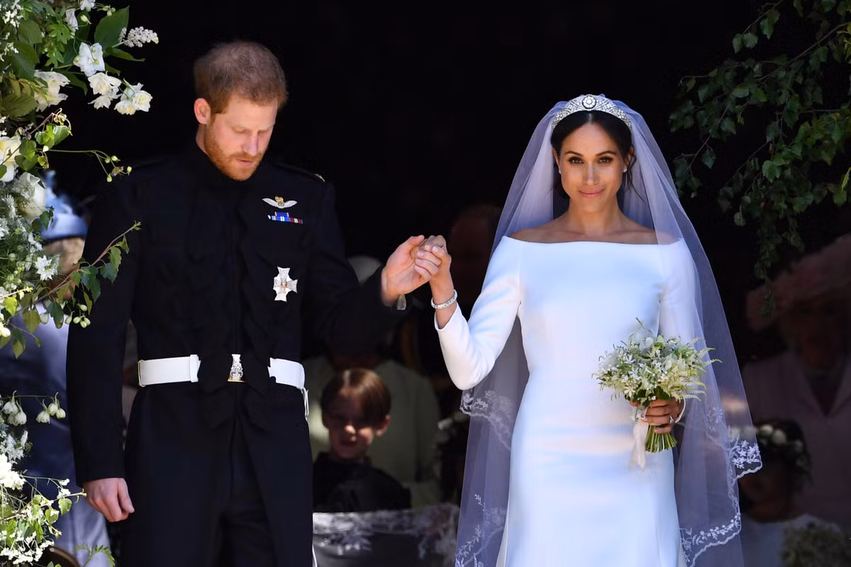 Tương tự, nàng dâu Meghan cũng không tuyên thệ sẽ nguyện “tuân mệnh chồng”. Thay vào đó, nàng dâu hoàng gia này và chồng - Hoàng tử Harry cùng nói lời thề nguyện giống nhau. Lời thề ước của cặp đôi này theo đúng quy ước của Giáo hội Anh.