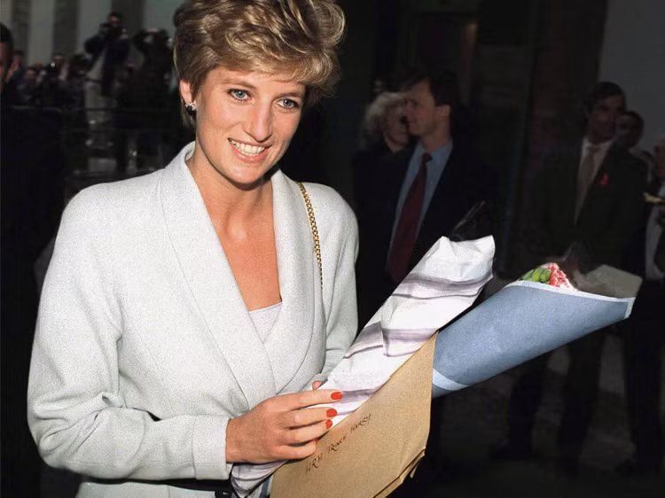 Thay vì dùng những gam màu trên, Công nương Diana chọn màu đỏ để sơn móng tay. Theo đó, Công nương Diana có bộ móng tay nổi bật mỗi khi xuất hiện trước công chúng.