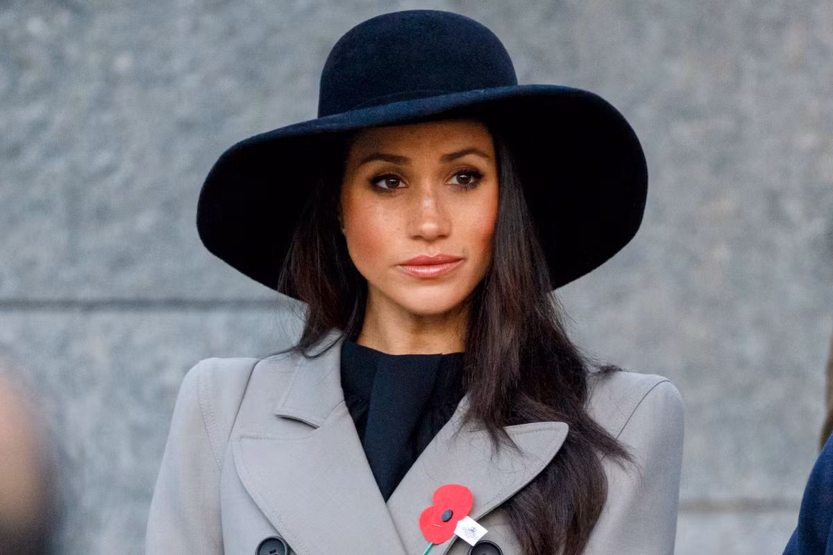Giống mẹ chồng, Meghan có một sự nghiệp thành công trước khi gặp gỡ và kết hôn với Hoàng tử Harry. Cô là nữ diễn viên nổi tiếng thế giới với nhiều bộ phim xuất sắc gây được tiếng vang lớn trên thế giới, trong đó có bộ phim "Suits".