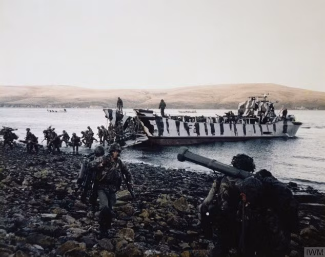 Với thất bại trong cuộc chiến Falklands, Argentina có 649 binh sĩ tử trận và gần 1.200 người bị thương. Trong khi đó, Anh có 255 binh sĩ thiệt mạng và khoảng 800 người bị thương.