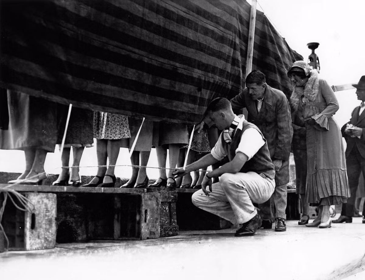 Theo đó, không chỉ những người trẻ tuổi, nhiều phụ nữ lớn tuổi cũng tham gia cuộc thi. Tất cả người dự thi sẽ đứng sau một tấm màn đen và chỉ để lộ từ đầu gối trở xuống.