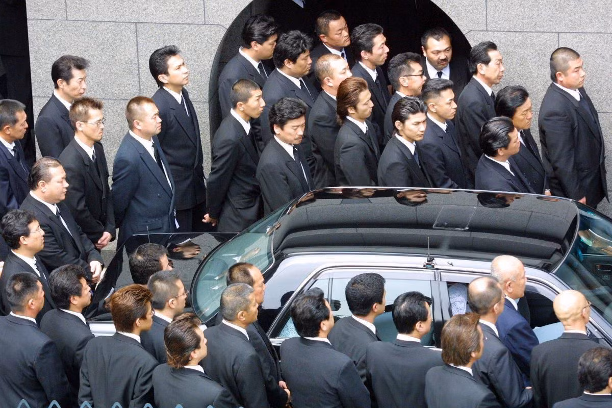Băng đảng Yakuza thực hiện các hoạt động tống tiền, cờ bạc, buôn lậu, cho vay nặng lãi, rửa tiền, tống tiền, buôn bán ma túy, lừa đảo, mại dâm... Những hoạt động này gây ảnh hưởng lớn đến cuộc sống của người dân Nhật Bản.