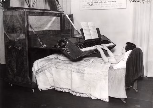 Đây là thiết kế piano đặc biệt dành cho những người bị liệt phải nằm trên giường. Nhờ phát minh này, họ có thể chơi piano ở Anh năm 1935.