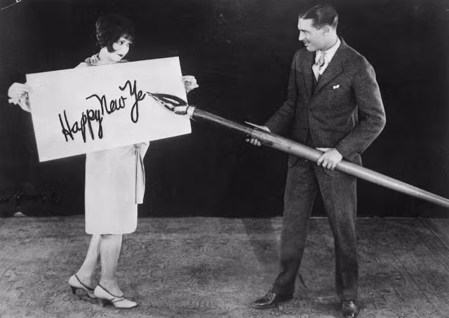 Nữ diễn viên người Mỹ Clara Bow cầm trên tay một tấm thiệp cỡ lớn để nam diễn viên Larry Grey viết lời chúc mừng năm mới bằng một cây bút "khủng" năm 1935.