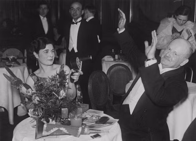Vào đêm Giao thừa năm 1931, nhiều người tiễn năm cũ và đón chào năm mới tại nhà hàng Piccadilly ở London, Anh. Tại đây, họ cùng nhau dùng bữa và đón Giao thừa trong không khí vui vẻ, hạnh phúc.