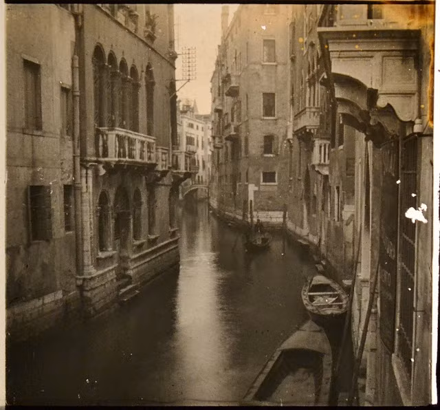 Các tòa nhà cổ kính ở Venice năm 2 bên kênh đào. Theo đó, thuyền là phương tiện phổ biến và thích hợp nhất để du khách khám phá kiến trúc độc đáo ở nơi đây.
