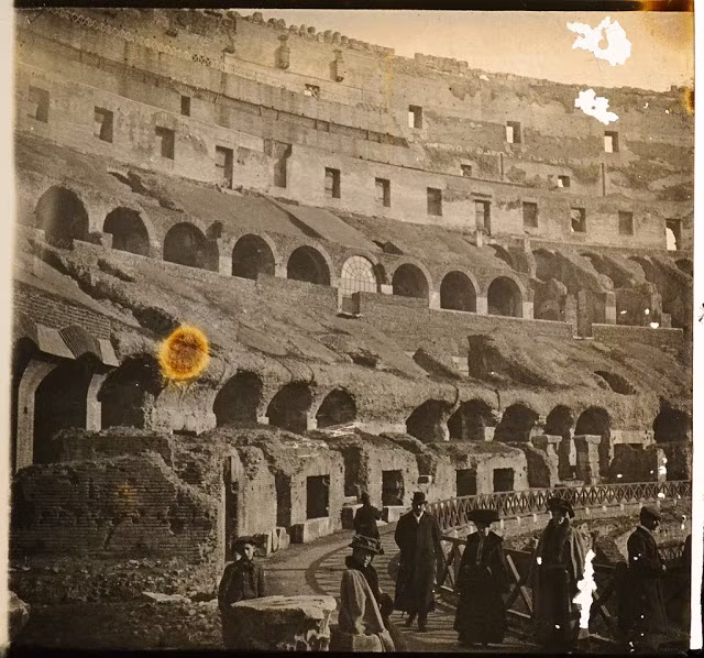 Khung cảnh bên trong đấu trường La Mã hàng nghìn tuổi ở Rome đầu những năm 1900.