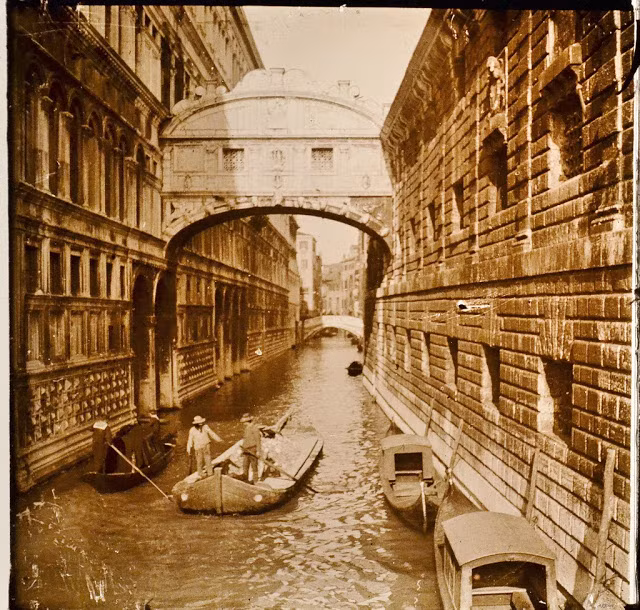 Những chiếc thuyền nhỏ chở khách du lịch khám phá Venice đi qua các con kênh đào nổi tiếng Italy.