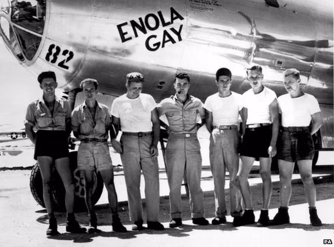 Vào ngày 6/8/1945, một sự kiện quan trọng xảy ra khi Mỹ thả quả bom nguyên tử đầu tiên xuống lãnh thổ Nhật Bản. Khi ấy, phi hành đoàn trên máy bay Enola Gay nhận nhiệm vụ chở quả bom nguyên tử có tên gọi “Little Boy” và thả xuống thành phố Hiroshima.