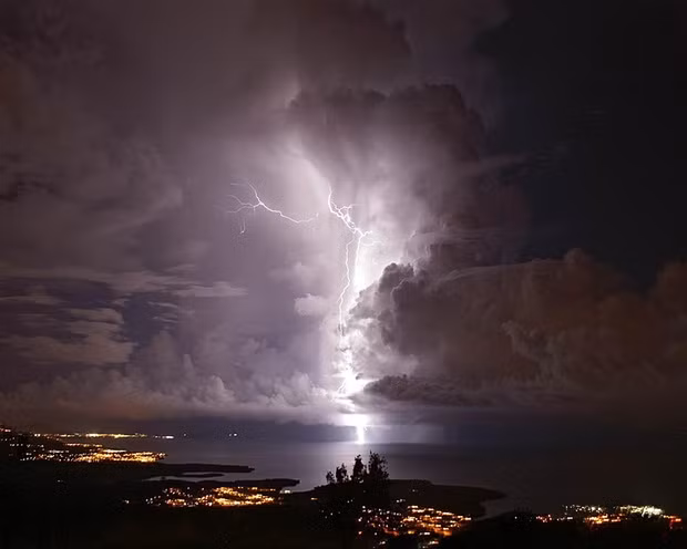 Các nhà khoa học cho hay địa hình hồ Maracaibo và khí quyển khiến khu vực cửa sông Catatumbo trở thành địa điểm bị sét đánh nhiều nhất thế giới. Người dân có thể nhìn thấy những tia sét ở khu vực cửa sông Catatumbo khi đứng cách đó hơn 400 km.