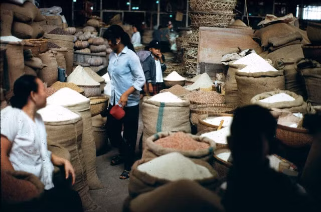 Một góc khu chợ bán các mặt hàng nông sản như gạo, ngô, lạc... tại Cần Thơ năm 1968.