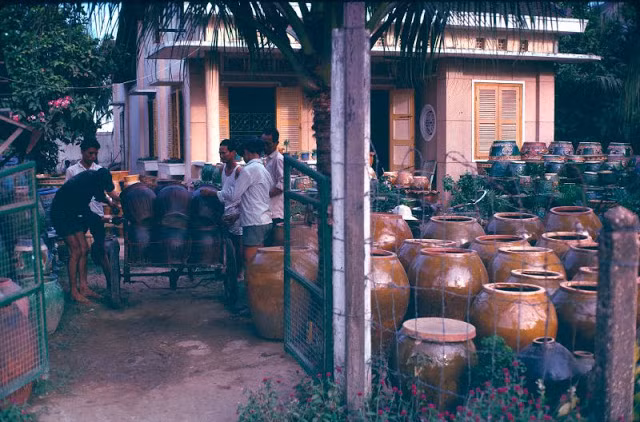 Những chiếc chum, vại... đủ các kích thước được người dân cẩn thận vận chuyển đến tay người mua.