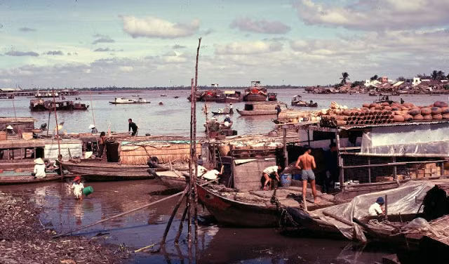 Tàu thuyền ra vào tấp nập tại một bến tàu ở Cần Thơ cuối những năm 1960.