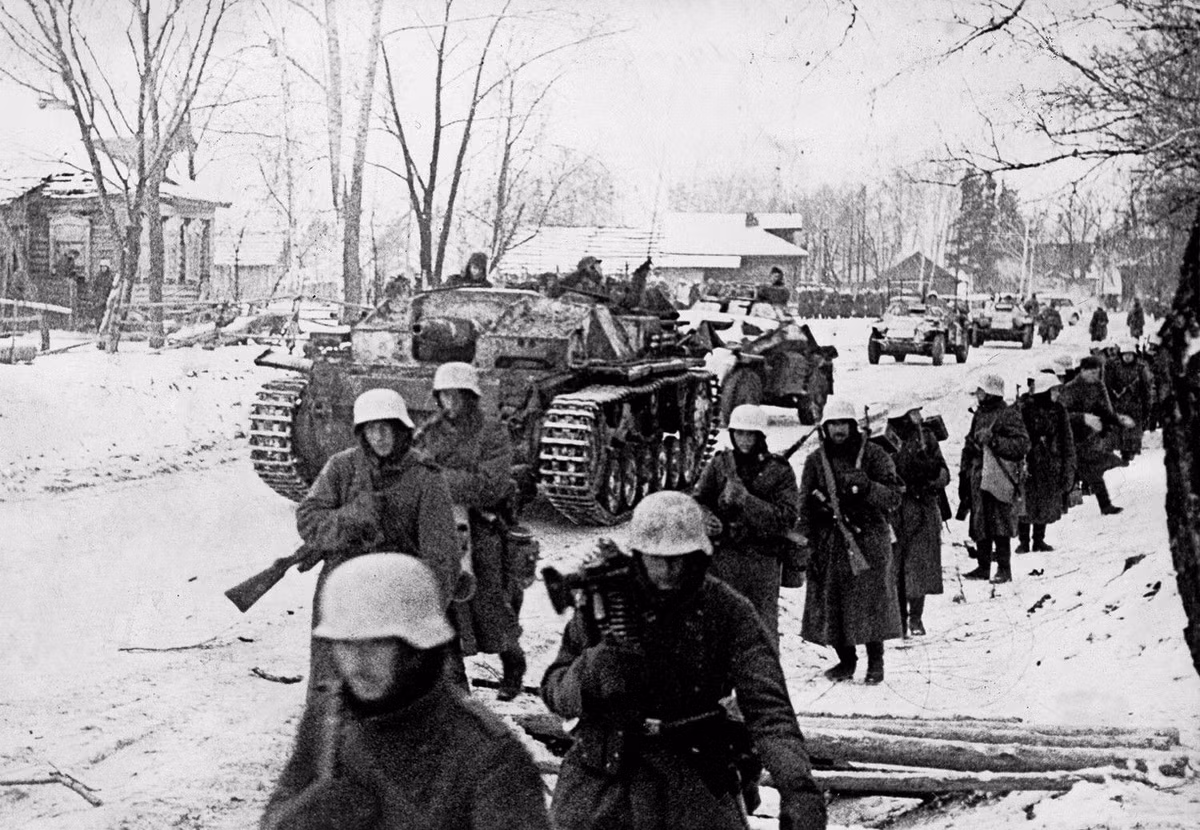 Trong số này, xe tăng T-34 huyền thoại của Liên Xô khiến quân Đức quốc xã thiệt hại lớn. Dù đội quân xâm lược của Hitler thực hiện nhiều cuộc tấn công nhằm phá vỡ tuyến phòng thủ ở Moscow nhưng đều không thành công.