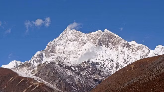 Gangkhar Puensum thuộc dãy Himalaya là ngọn núi linh thiêng nổi tiếng Bhutan. Hiện chưa có người nào chinh phục được ngọn núi cao 7.570m.