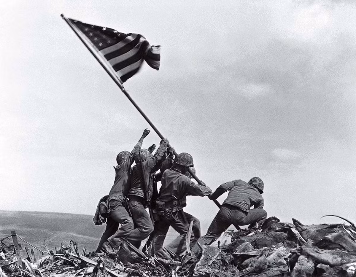 Sau khi đánh bại lực lượng Nhật Bản, lính Mỹ cắm cờ chiến thắng tại Iwo Jima năm 1945.