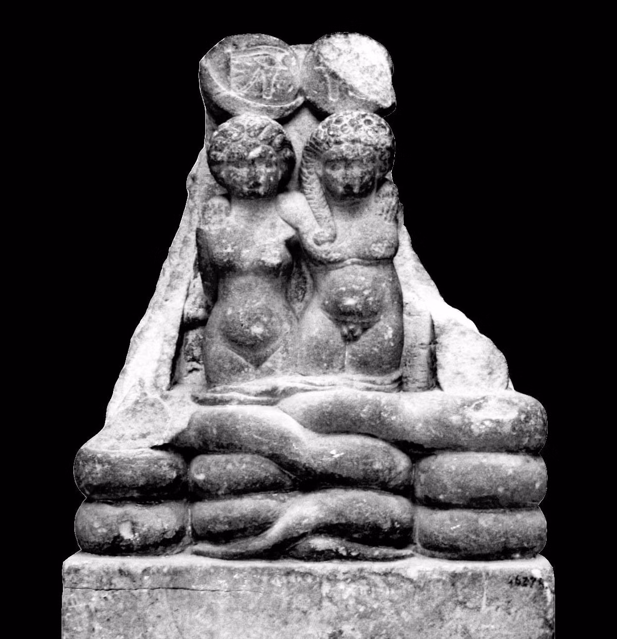Trong khi đó, nhiều tài liệu ghi chép về Cleopatra Selene II cho thấy người con gái này của Nữ hoàng Cleopatra có cuộc sống quyền lực, vương giả.