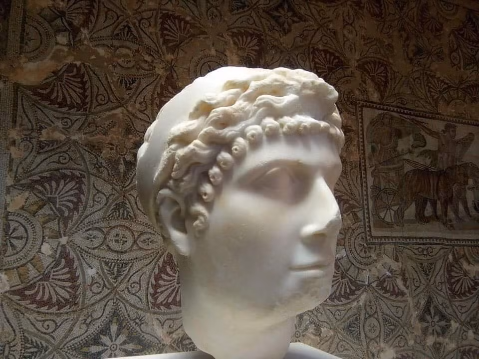 Cụ thể, khi Cleopatra Selene II đến tuổi trưởng thành, hoàng đế Augustus sắp xếp cuộc hôn nhân giữa cô với vua Juba của Numidia tại Rome trong khoảng thời gian giữa năm 26 trước Công nguyên - 20 trước Công nguyên.