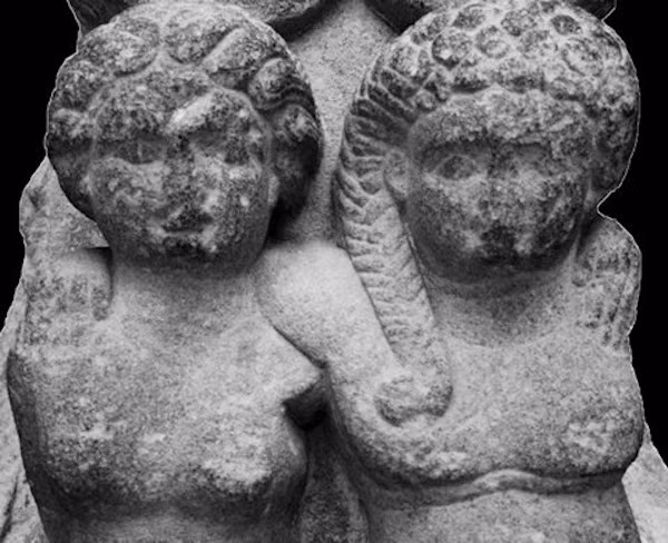 Sau khi Mark Antony và Nữ hoàng Cleopatra chết, cặp sinh đôi Alexander Helios và Cleopatra Selene II của họ bị hoàng đế Augustus đưa đến Rome. Tại đây, 2 đứa trẻ được giao cho Octavia the Younger nuôi dưỡng. Người này là chị gái của Augustus và là vợ cũ của Mark Antony.