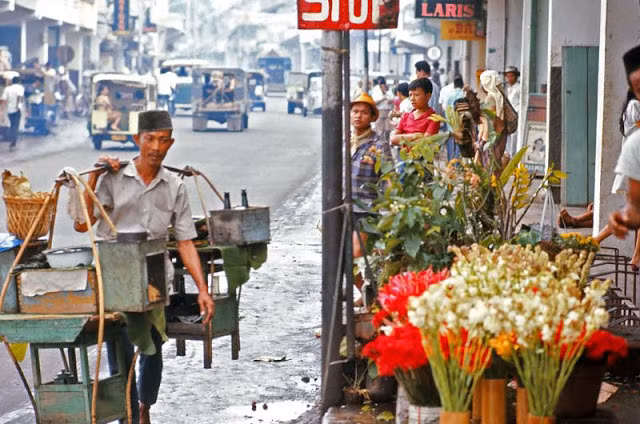 Những hình ảnh đời thường, gần gũi về cuộc sống thường nhật của người dân Indonesia những năm 1970 có sức hút đặc biệt đối với độc giả. Nhờ những bức ảnh độc đáo này, công chúng hiểu hơn về cuộc sống của người Indonesia cách đây gần 50 năm.