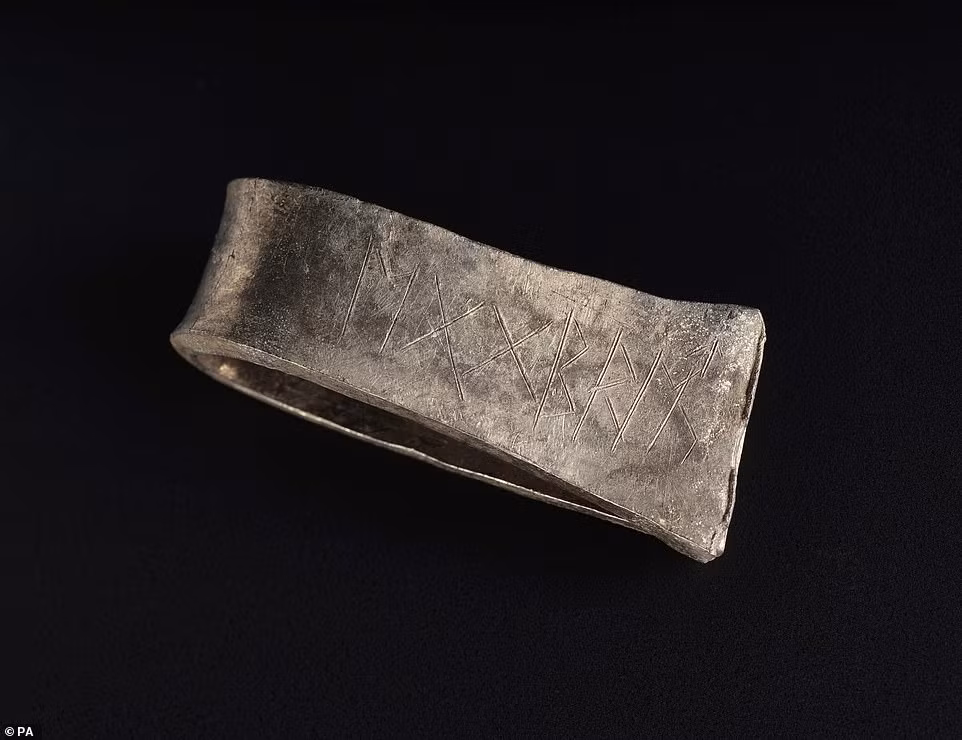 Các nhà nghiên cứu tin rằng đã tìm ra chủ nhân của một trong số hơn 100 cổ vật. Căn cứ vào những chữ khắc trên vòng tay bạc, các chuyên gia nhận định báu vật này thuộc về người có tên Ecgbeorht hay còn gọi Egbert.