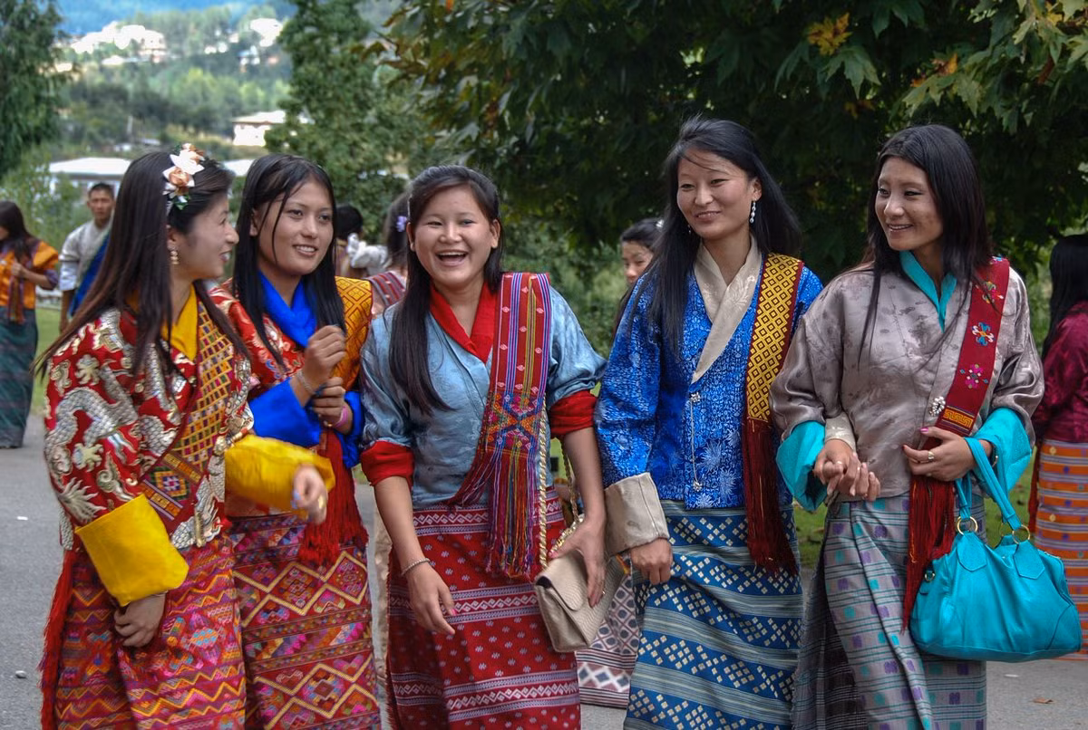 Bhutan chú trọng đến vấn đề bảo tồn thiên nhiên và bảo vệ môi trường. Điều này được quy định rõ ràng trong Hiến pháp. Theo Hiến pháp của Bhutan, ít nhất 60% diện tích quốc gia này lúc nào cũng được các khu rừng bao phủ. Điều này giúp Bhutan trở thành quốc gia duy nhất trên thế giới có chỉ số carbon âm.
